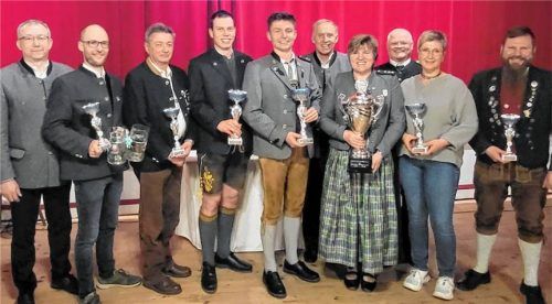 Die Schützenmeister der teilnehmenden Vereine mit Schützenmeister Johann Kirschner (links), Bürgermeister Franz Ehgartner (Fünfter von rechts) und Gauschützenmeister Erich Jungwirth (Dritter von rechts), Martin Hartinger jun. („Grüne Eiche“ Stierberg), Martin Schrankl („Gemütlichkeit“ Frauenornau), Peter Friesinger jun. (Schützengesellschaft Oberornau), 2. Schützenmeister Markus Seidl („Rimbachquelle“ Hofgiebing), Angela Schwarzenböck („Rimbachquelle“ Hofgiebing), 2. Schützenmeisterin Irene Geiß („Hubertus“ Obertaufkirchen) und Martin Stellner („Tannengrün Annabrunn).Foto Ehgartner