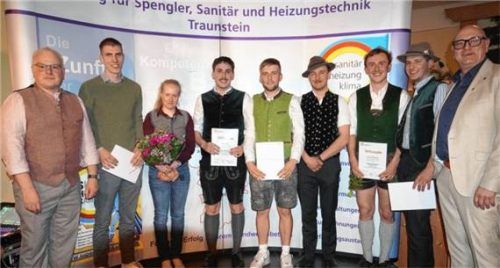 Die SHK-Innung feierte die Freisprechung ihrer Gesellen: (von links) BGL-Obermeister Peter Schuhbeck, Corbinian Klotz, Christina Hollrieder, Pius Wallner, Jakob Hillenbrand, Simon Perl, Korbinian Kastner, Jakob Schroll und der Traunsteiner Obermeister Josef Pflügl.Fotos  Wittenzellner