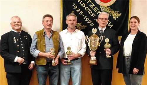 Die Sieger des Vereinsvorstands-Schießens: (von links) Gauschützenmeister Erich Jungwirth, Martin Schrankl (Gemütlichkeit Frauenornau), Georg Maier (DV Diana Teising), Franz Schmid (SG Steeg 1886) und Gau-Rundenkampfleiterin Lisa Wimmer. Foto Rampl