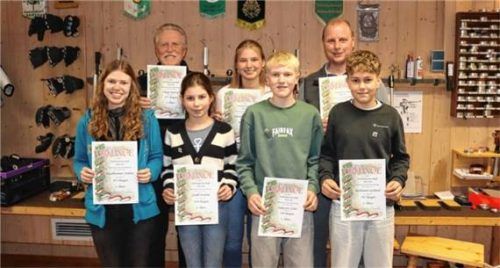 Die Sieger: (hinten, von links) Roland Hüppe, Felicitas Schweiger und Barth Angerer sowie (vorne, von links) Andrea Hundhammer, Josefine Greißl, Liam Fußstetter und Gerhard Bachmaier.