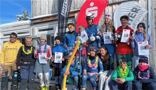 Die Siegerehrung_der U16 beim Inngaufinale: Petra Niklas vom Vorstand des SV Inngau gratuliert den Platzierten.re