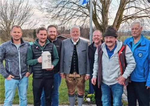 Die Siegermannschaft mit (von links) Manfred Wastlhuber, Bastian Baumann, Marinus Mayerbacher, Schorsch Lettl von der Brauerei Forsting, Anton Mayerbacher, Sebastian Mayerbacher und Abteilungsleiter Hans Lindner.Foto  re