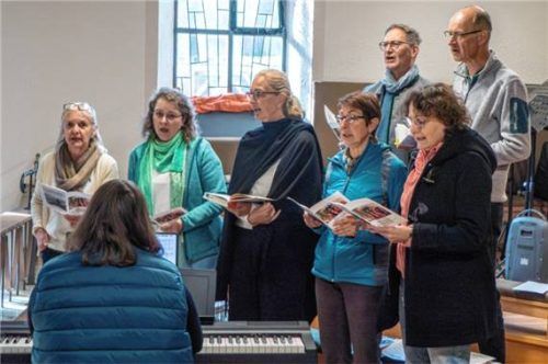Die Singgemeinschaft Hechendorf am Ammersee hatte einen Auftritt im Oberwössner Gottesdienst. Am E-Piano spielte deren Leiterin Andrea Eckert. Foto  Flug