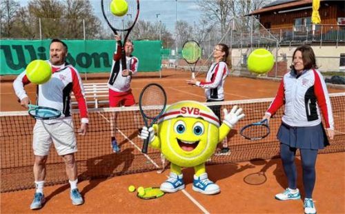 Die Spartenleitung der SVB-Tennisler mit (von links) Markus Hahn, Gert und Manuela Lindenberg sowie Jutta Schierlinger und Maskottchen „Matchball“ freut sich auf den „Tag der offenen Tür“. Foto Neuwirth