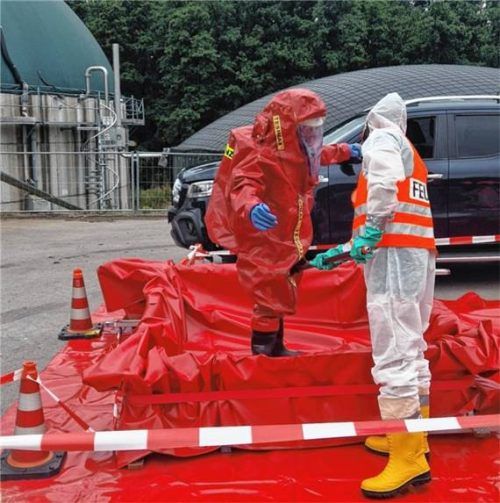 Die Stefanskirchner Wehr übte zusammen mit den Ampfingern den Ernstfall mit Chemikalienschutzanzügen (CSA) in Manharting.Foto Stettner