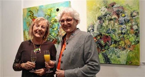 Die stellvertretende Landrätin Ilse Preisinger-Sontag eröffnete die Ausstellung von Christa Hempen (links) im Landratsamt. Foto huckemeyer