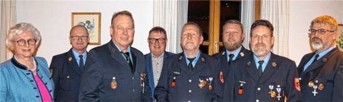Die stellvertretende Landrätin Ilse Preisinger-Sontag (links), Kreisbrandinspektor Werner Hummel (Zweiter von links), Bürgermeister Matthias Huber (Vierter von links), Kommandant Michael Licht (Dritter von rechts) und der Vorsitzende des Feuerwehrvereins Michael Rieder (rechts) dankten Richard Weingartner (Dritter von links) und Georg Weber (Zweiter von rechts) für 40 sowie Norbert Licht (Mitte) für 50 Jahre aktiven Dienst in der Erhartinger Wehr.Foto Becker