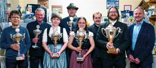 Die stolzen Gewinner präsentieren ihre Pokale: (von links) Franz Hamberger, Peter Anzenberger, Kristina Keilhacker, Gemeindekönig Thomas Schöberl, Pokalgewinnerin Lea Grasser, Schützenmeister Patrick Wagenspöck, Zweiter Schützenmeister Matthias Wagenspöck und Schirmherr Franz Stein. Foto re