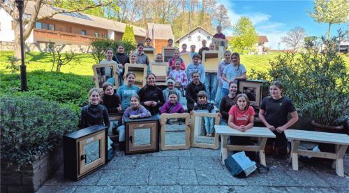 Die Teilnehmerinnen mit ihren selbstgebauten Werkstücken. Foto RE