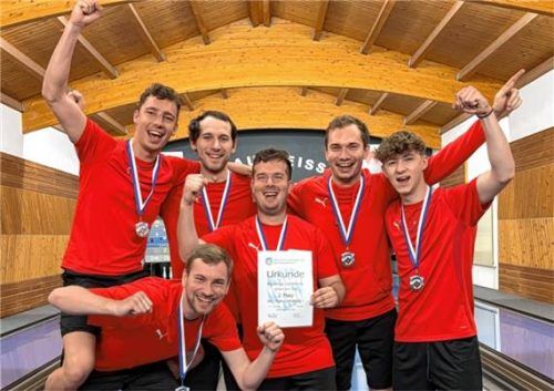 Die Töginger Mannschaft jubelt über den dritten Rang.Foto re