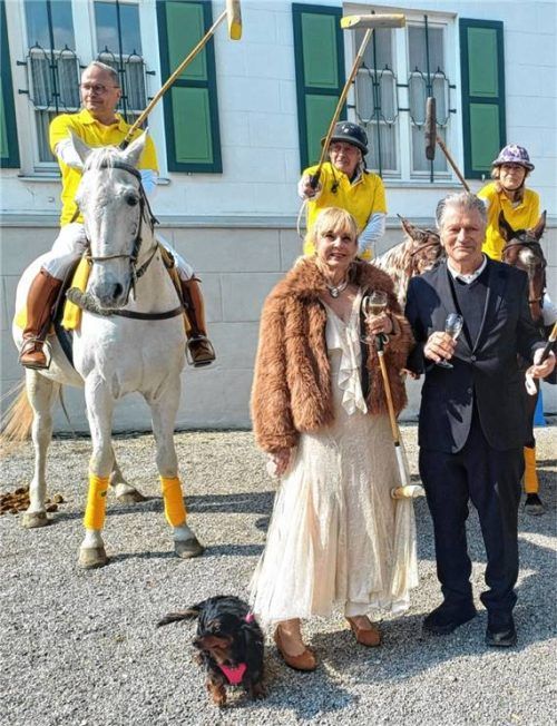 Die Traunsteiner Uschi und Walter Niederberger feierten diamantene Hochzeit auf Gut Ising, wobei es auch eine Reiteinlage der Polofreunde gab. Foto Giesen