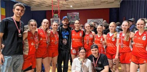Die U20-Mannschaft des TSV Wasserburg erspielte sich beim Osterturnier in Wien den zweiten Platz.Foto privat