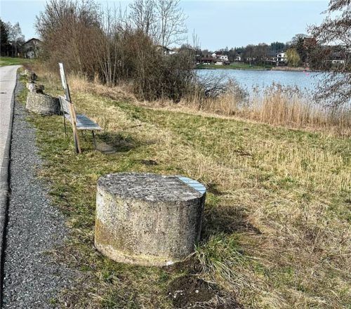 Die unansehnlichen Betonteile, die am Penzinger See deponiert wurden, werden wieder entfernt. Foto Gießibl