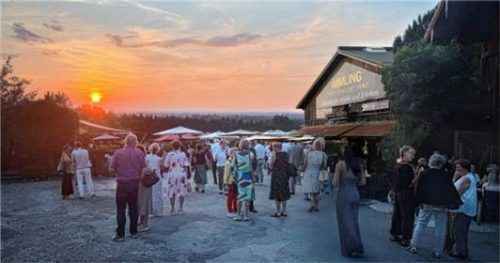 Die untergehende Sonne bringt den Himmel zum Leuchten. Foto Weiss
