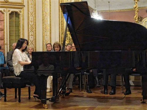 Die US-amerikanische Pianistin Claire Huangci spielte ein Konzert unter dem Titel „Komponistinnen“. Foto Füchtner