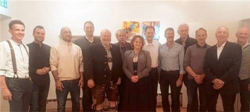 Die verabschiedeten Gemeinderäte: (von links) Marco Ehrenleitner, Christoph Maier, Oliver Parker, Bürgermeister Herbert Strauch, Hans Schönberger, Leo Segin, Birgit Gnadl, Stefan Haneberg, Thomas Seel, Anton Stefanutti, Wolfgang Hofmann und Peter Weiß. Foto Giesen