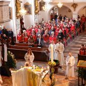 <p>Die Vereinsfarben Rot-Weiß dominierten beim Festgottesdienst.</p>