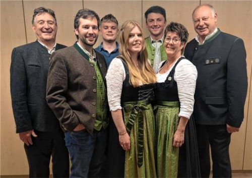 Die Vereinsmeister: (von links) Christian Mayer, Kai Adelski, Jonas Mayerhofer, Julia Poschner, Johannes Krug, Karin Poschner und Harald Petermann.Foto  re