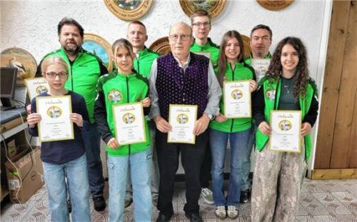 Die Vereinsmeister: (von links) Therese Hirschvogel, Hansi Huber, Katrin Ziegler, Uli Wagner, Richard Albersinger, Martin Eder, Anna Burger, Witali Kostezki und Magdalena Feichtner. Foto re