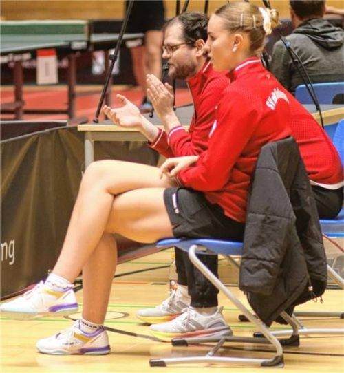 Die verletzte Annett Kaufmann und Kolbermoors Trainer Dr. Michael Fuchs mussten am letzten Spieltag miterleben, wie ihr Team noch vom TTC Weinheim abgefangen wurde.