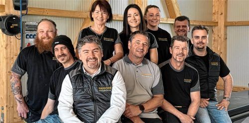 Die versammelte Mannschaft der Rauscher GmbH.