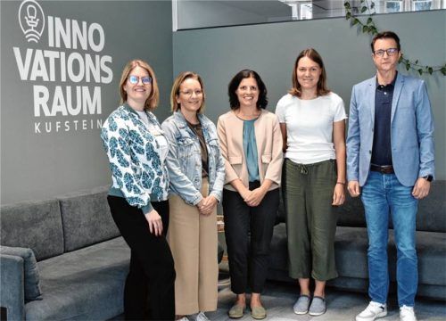 Die Vertreter der verschiedenen Projektpartner: Katrin Röber, Katharina Zeh, Janina Lödding, Carina Berger und Walter Weiskopf.Foto . Innovationsraum Kufstein
