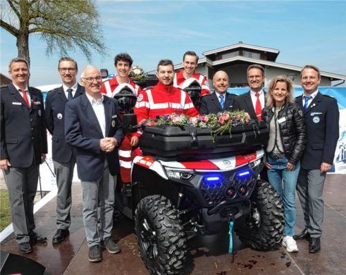 Die Vertreter von BRK, Wasserwacht und Gemeinde freuten sich über die Inbetriebnahme des neuen Einsatz-Quads „Wolfgang“: (von links) Günter Graupe (stellvertretender BRK-Kreisbereitschaftsleiter), Robert Hofmann (stellvertretender technischer Leiter der Bezirks-Wasserwacht), Hans-Michael Weisky (BRK-Präsident), Leon Eckl, Stefan Stolba, Philip Crauber, Florian Bickert (Vorsitzender der Wasserwacht Bernau), Freddy Eisner (stellvertretender Vorsitzender des BRK-Kreisverbands Rosenheim), Daniela Ludwig (Vorsitzende des BRK-Kreisverbands Rosenheim) sowie Stefan Rotter (Vorsitzender der Kreiswasserwacht Rosenheim).Foto  Berger