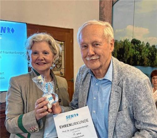 Die Vorsitzende Sigrid Knothe überreichte Professor Dr. Josef Frankenberger eine Urkunde für 15-jährige Mitgliedschaft. Foto Claus Kiermaier