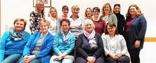 Die Vorstandschaft: (sitzend, von links) Marianne Stoib, Marianne Irob, Rosi Staber, Vorsitzende Christa Osterhammer, Marlene Reiß; (hinten, von links) Alexandra Staudinger, Katharina Fuihl, Stefanie Spitzl, Anni Zettl, Christine Huber, Elisabeth Wiesböck, Michaela Bauer, Karin Brandl und Wahlleiterin Katrin Boderke. Foto Hötzelsperger