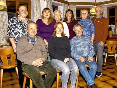 Die Vorstandschaft: (von links) Jana Müller-Tolk, Ehrenvorsitzender Werner Obermeier, Wilma Lahartinger, Zweite Vorsitzende Andrea Wagner, Monika Schinnagl, Christa Kilches, Vorsitzender Matthias Neumair, Lena Pollinger und Adolf Frisch.Foto Heinrich Kilches