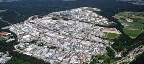 Die Wacker Chemie AG in Burghausen aus der Luft: Die Chemie-Industrie befindet sich in einer schwierigen Lage. Foto dpa