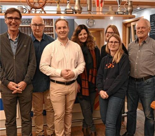 Die wiedergewählte Vorstandschaft des Segler- und Ruderclubs Simssee: (von links) Zweiter Vorsitzender Dr. Hanns Lohner, Vorsitzender Hans Reile, Sportwart Sebastian Mayer, Jugendwartin Simone Staudacher, Schatzmeisterin Alexandra Uhl, Schriftführerin Michaela Simon und Zweiter Vorsitzender Hans Dinzenhofer. Foto re