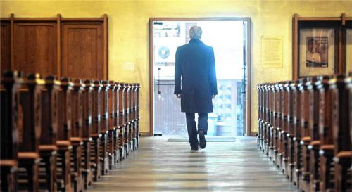 Die Zahl der Kirchenaustritte in Rosenheim ist rückläufig, dennoch kehrten vergangenes Jahr 358 Rosenheimer der katholischen Kirche den Rücken. Im Landkreis waren es 2.029 Menschen, die ausgetreten sind. Foto dpa