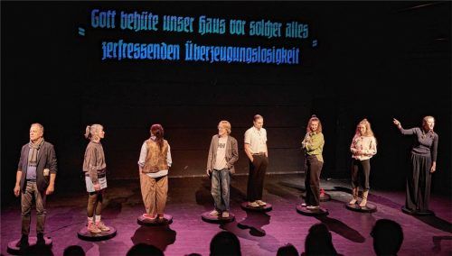 Diederich Heßling mal acht mit (von links) Carsten Klemm, Annett Segerer, Susan Hecker, Hilmar Henjes, Andreas Hagl, Amelie Heiler, Lea Luisa Schönhuber und Rosalie Schlagheck.Foto Flamm