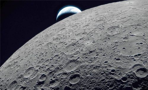 Dieses von der NASA zur Verfügung gestellte Bild zeigt die Mondoberfläche während der Umrundung auf der Artemis- 2-Mondmission von der Orion-Kapsel aus. Im Hintergrund die Erde. Foto nasa