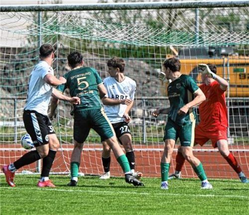 Dorfens Michael Friemer (links) hat per Kopfball den Führungstreffer erzielt, Torhüter und Abwehrspieler vom SB Rosenheim hatten das Nachsehen.Foto Franz Ruprecht