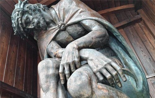 Dornenkrone und roter Soldatenmantel, nur das Schilfrohr fehlt, das früher Teil der Skulptur war. Die Vermutung liegt nahe, dass „Jesus in der Rast“ in Wirklichkeit eine Darstellung des gegeißelten und verspotteten Christus nach der Dornenkrönung ist.Fotos  Enzinger