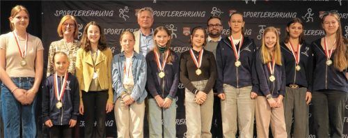Dritte Bürgermeisterin Anna Wallner, Bürgermeister Richard Richter und Jugend- und Sportreferent Christian Kastl (hinten, von links) würdigten die Leistungen der Rollkunst-Sparte des RKB Solidarität. Foto Baumann