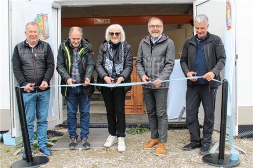 Durchschneiden das Band zur Einweihung: (von links) Raublings Zweiter Bürgermeister Wolfgang Rechenauer, Karl-Heinz Mayer vom Ingenieurbüro Metzker, Dritte Bürgermeisterin Monika Marx, Bürgermeister Olaf Kalsperger und Jörg Huber von Dippold & Gerold. Foto Ruprecht