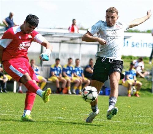 Edis Muhameti, hier gegen Dornachs Torhüter Leon Cuni, erzielte den goldenen Treffer im Spiel.Foto Wolfgang Fehrmann