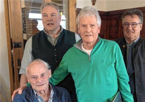 Ehre, wem Ehre gebührt: Gründungsmitglied Udo Weidekamm (vorne links), Peter Zimmer (Mitte), sowie Vorsitzender Andreas Kotte (links) und Stefan Sporer. Foto Hoffmann