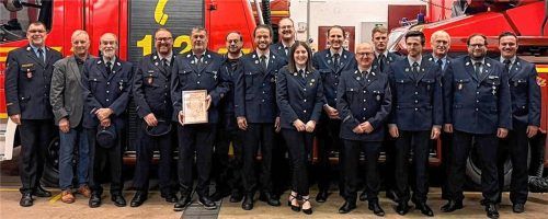 Ehrende und Geehrte bei der Feuerwehr Schloßberg: (von links) Kreisbrandinspektor Franz Hochhäuser, Zweiter Bürgermeister Robert Zehetmaier, Eduard Wunsam, Kommandant Christian Holewa, Manfred Gerauer, Bernhard Bonholzer, Mirko Hentsche, Korbinian Wiedemann, Magdalena Asanger, Vorsitzender Andreas Hofbauer, Francesco Lombardo, Mike Thuspaß, Alexander Freudenberg, Kreisbrandmeister Rainer Tippl, Philipp von Uckermann und Alexander Bauer. Foto Feuerwehr Schloßberg