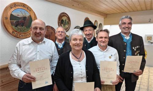 Ehrende und Geehrte für langjährige Mitgliedschaft: (von links) Josef Staudinger, Schützenmeister Christian Zehentmair, Renate Langer, stellvertretender Gauschützenmeister Lenz Bodmaier, Thomas Wax und Sebastian Widauer. Fotos RE