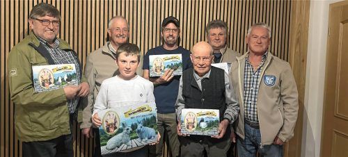 Ehrende und Geehrte: (hinten von links) Herbert Precht, Anton Rutzmoser, Peter Berger und Christoph Maier sowie (vorne von links) Ludwig Lechner, Josef Bauer und Hans Spielvogel. Foto Meindl