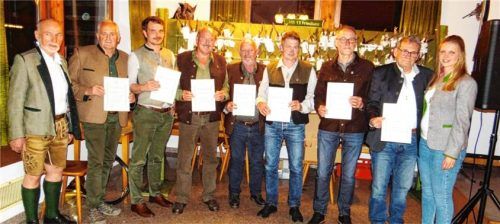 Ehrende und Geehrte: (von links) Gerhard Zwirglmeier, Peter Wimmer, Florian Zimmer, Helmut Hofmann, Josef Labsch, Thaddäus Berger, Hans Günther Nerl, Egbert Urbach und Katharina Aschauer.