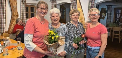 Ehrende und Geehrte: (von links) Vorsitzende Monika Mitter, Resi Unterhuber, Anneliese Ober und Zweite Vorsitzende Christa Mitterreiter. Foto auer