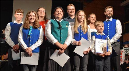 Ehrende und Geehrte: (vorne von links) Elias Deibl, Lisa Köhldorfner, Haiane Tonikian, Helena Berndlmaier und Jakob Binder sowie (hinten von links) Irmi Sax, Felix Brandstätter, Christina Pichler und Manuel Pichler.