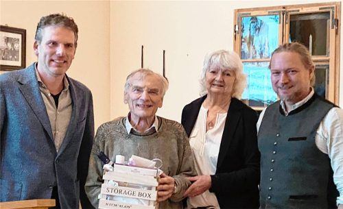 Ehrende und Geehrter: (von links) Klaus Breitreiner, Dr. Bernhard Grabmeyer, Annemarie Ott und Richard Schuster. Foto Meindl