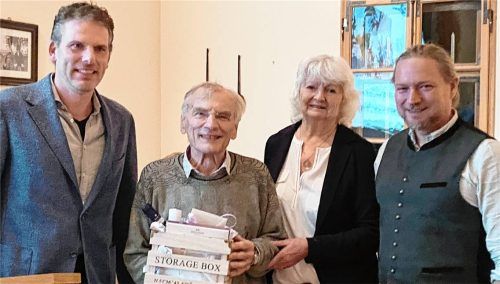 Ehrende und Geehrter: (von links) Klaus Breitreiner, Dr. Bernhard Grabmeyer, Annemarie Ott und Richard Schuster. Foto Meindl