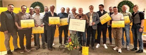Ehrengäste und Geehrte bei der Versammlung der Maler- und Lackierer-Innung Region München, die erstmals außerhalb der Landeshauptstadt tagte. Obermeister Andreas Romanow sprach von einem besonderen Moment: „Damit zeigen wir, uns ist die gesamte Region gleichermaßen wichtig.“Fotos  Kreibich
